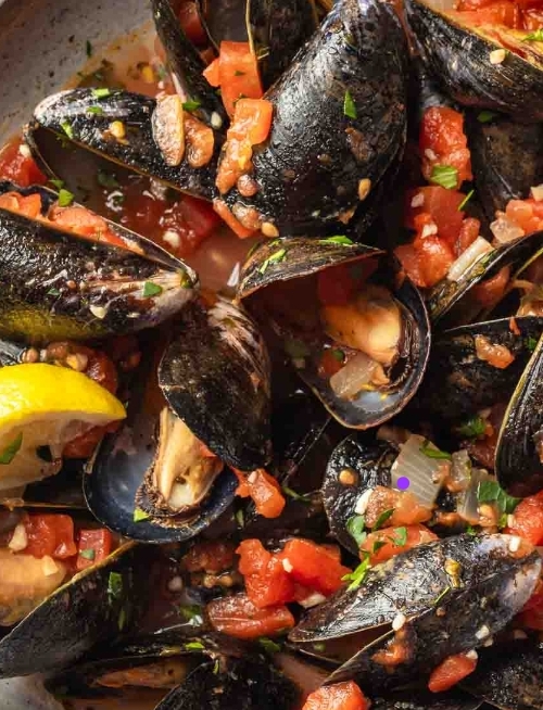 Muscles in White Wine and Tomato Sauce